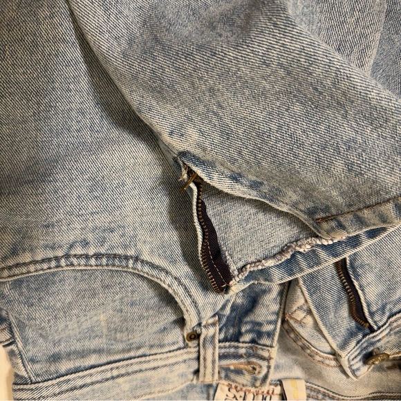 vintage high waisted light wash blue jeans with ankle zips - Picture 5 of 5